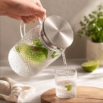 Dzbanek na wodę, napoję z uchwytem i pokrywką  z sitkiem 1000 ml 1szt DZ10 - obrazek 3