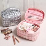 Kosmetyczka damska pikowana kuferek z rączką, różowa 24x16x13,5cm KS161 - obrazek 4