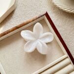 Spinka do włosów klamra XL kwiat, marmurek kość słoniowa 7,5 x 8cm SP407 - obrazek 4