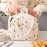 Torba termiczna do przenoszenia żywności LUNCH BOX truskawki 26x21x18cm PJM42 - obrazek 3