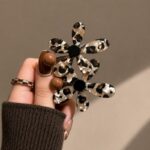 Zestaw 2 spinek do włosów, kwiaty, panterka, odcienie brązu SP470 - obrazek 2