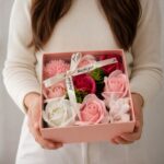 Bukiet zapachowych kwiatów mydlanych w ozdobnym pudełku, flower box BUK02R - obrazek 3