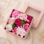 Bukiet zapachowych kwiatów mydlanych w ozdobnym pudełku, flower box BUK02R - obrazek 4