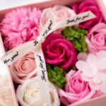 Bukiet zapachowych kwiatów mydlanych w ozdobnym pudełku, flower box BUK02R - obrazek 5