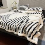 Miękki koc XL, narzuta 150x215cm GRUBY plusz premium w jodełkę ecru-czarny KOC24 - obrazek 3