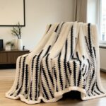 Miękki koc XL, narzuta 150x215cm GRUBY plusz premium w jodełkę ecru-czarny KOC24 - obrazek 4