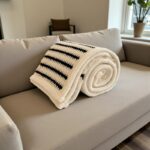 Miękki koc XL, narzuta 150x215cm GRUBY plusz premium w jodełkę ecru-czarny KOC24 - obrazek 5